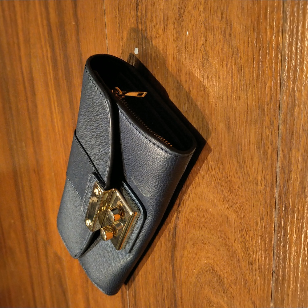 😄Indigo ladies leather wallet in NWOT condition